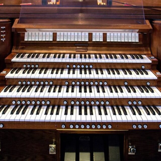Pipe Organ Magic!  Organist - Murray Baer